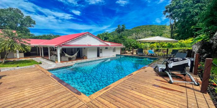 1. Location villa piscine proche plage Deshaies Guadeloupe_Ensemble